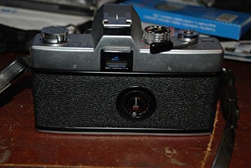 Minolta SRT-101 35mm филм SLR камера тело само; леќа не е вклучена.